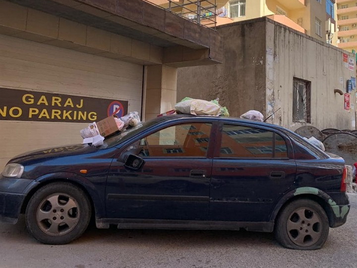 «Разбитое зеркало, проколотое колесо, мусор»: В Баку жестоко наказали водителя, заблокировавшего гараж - ФОТО