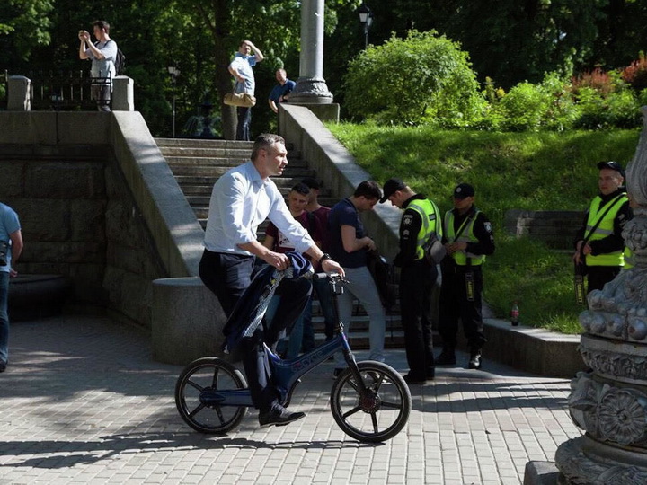 Кличко приехал на инаугурацию Зеленского на велосипеде - ФОТО - ВИДЕО