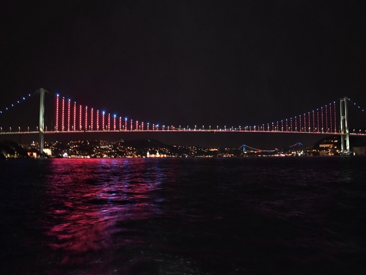 İstanbulun rəmzləri hesab edilən üç körpü Azərbaycan bayrağının rənglərində işıqlandırılıb