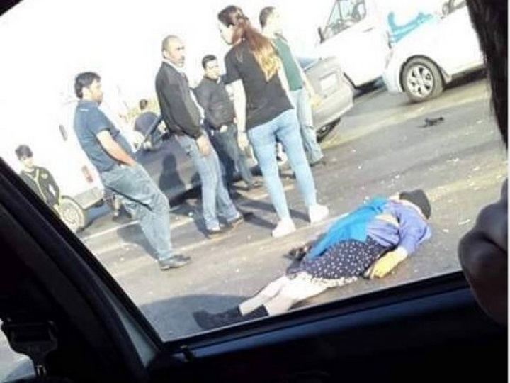 В Баку автомобиль сбил уборщицу на дороге – ФОТО