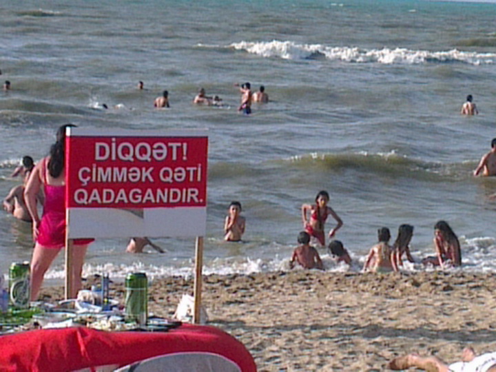 Названы непригодные для купания пляжи Баку