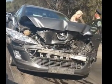 В Баку управляемый женщиной-водителем автомобиль на скорости врезался во внедорожник - ВИДЕО