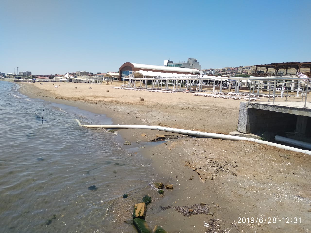 Какой водой в баку. Каспийское море Шихово. Баку Шиховский пляж. Каспийское море пляжи Шихово. Каспийское море Баку пляж.