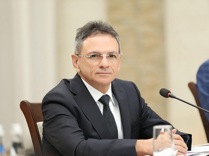Mədət Quliyev Aparat rəhbərini işdən çıxarıb