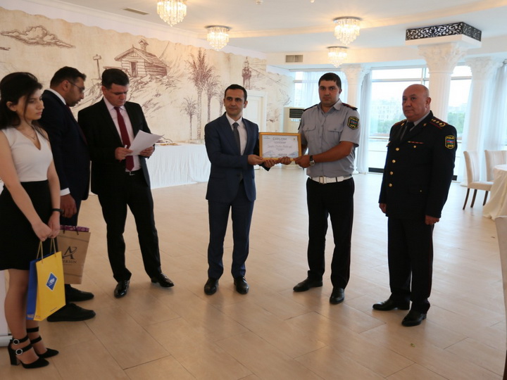 Дорожная полиция Баку наградила примерных водителей и инспекторов – ФОТО