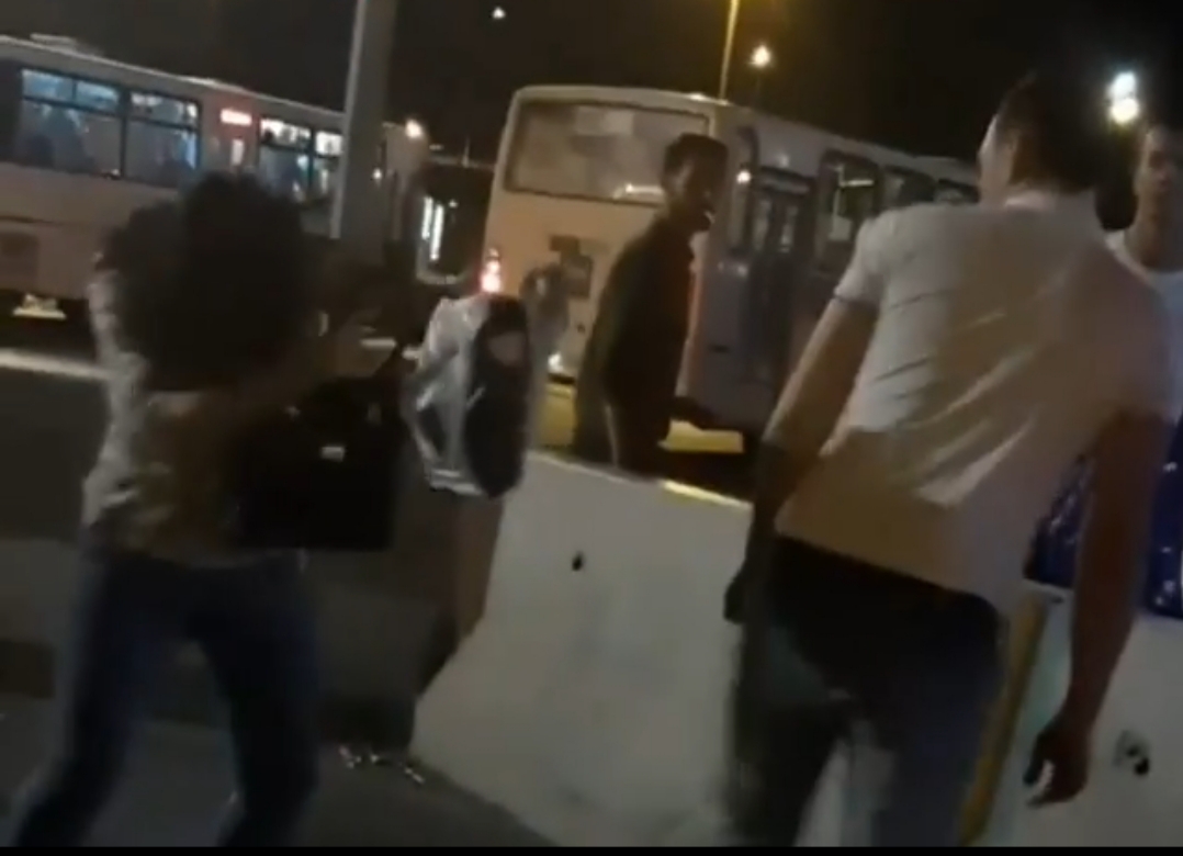 Bakıda avtobus sürücüsü qadın sərnişini döydü - VİDEO