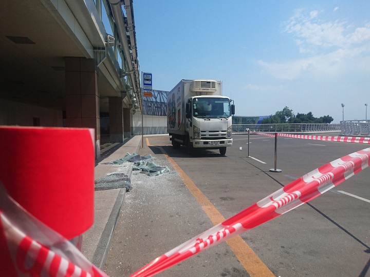 Aeroport ərazisində qəza: yük maşını terminal binasına çırpıldı - FOTO