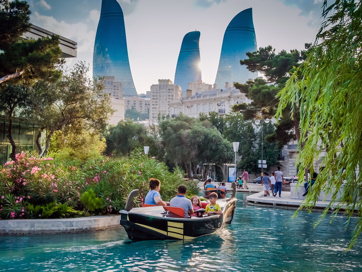 «Лента.ру»: Баку – самый красивый город СНГ наряду с Санкт-Петербургом