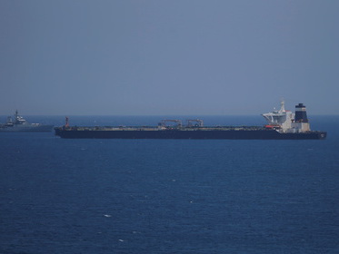 Пять катеров Ирана пустились в погоню за британским танкером