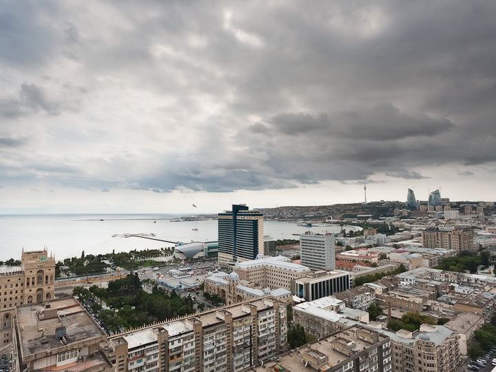 В воскресенье в Баку пасмурно и сильный ветер
