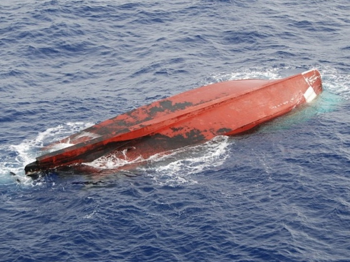 В Индонезии перевернулась лодка с 15 пассажирами на борту