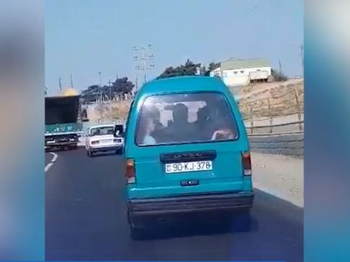 В Баку водитель перевозил детей в багажнике - ВИДЕОФАКТ