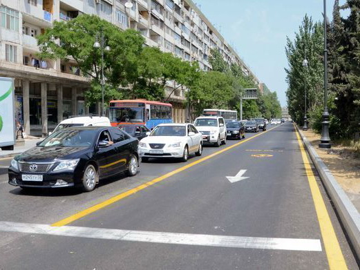 Вниманию водителей Баку: Начинают штрафовать за езду по «желтым полосам»
