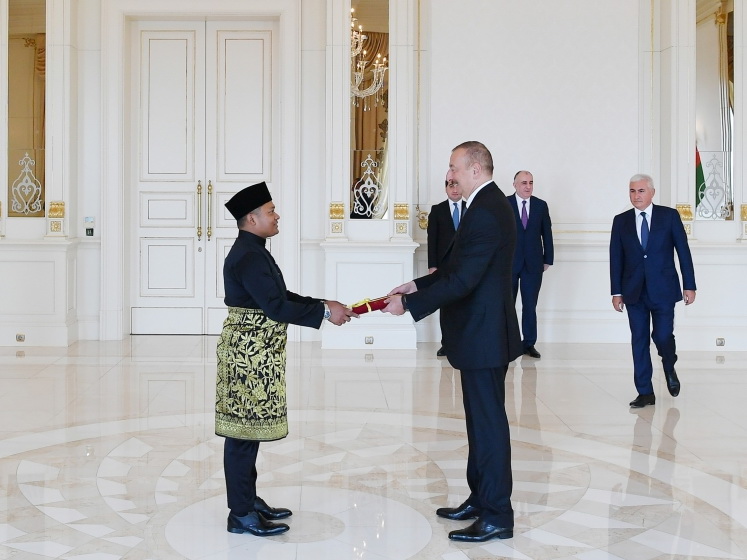 Президент Ильхам Алиев принял верительные грамоты новоназначенного посла Малайзии в Азербайджане