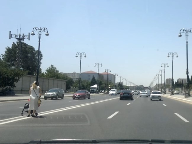 «Нет перехода, а перейти надо»: В Баку женщина с младенцем перебегала проспект перед машинами – ФОТОФАКТ