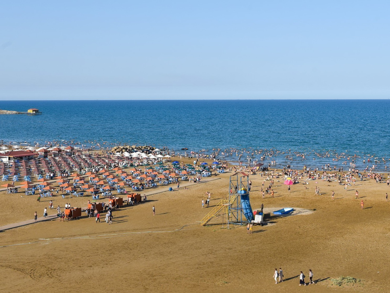 «Неисправимые»: Пляжные рэкетиры в Баку придумали оригинальные шлагбаумы специально для проверок ИВ