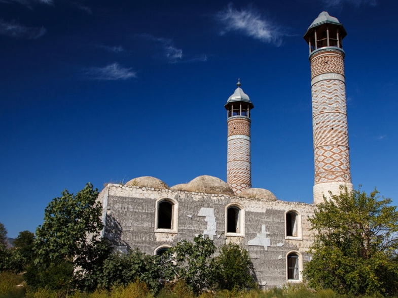 Исторические архитектурные и археологические памятники Агдама стали жертвой армянского зверства