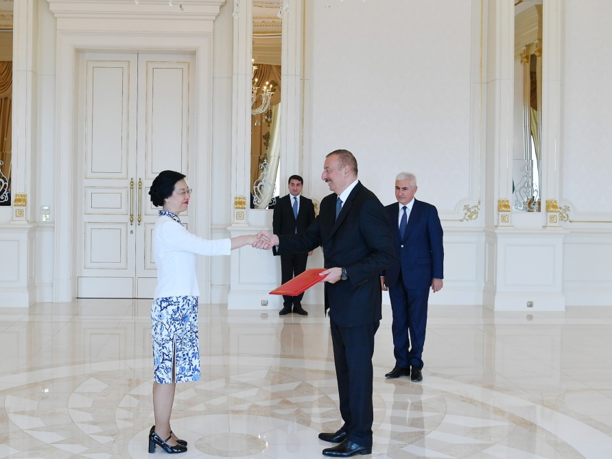 Президент Ильхам Алиев принял верительные грамоты новоназначенного посла Китая в Азербайджане