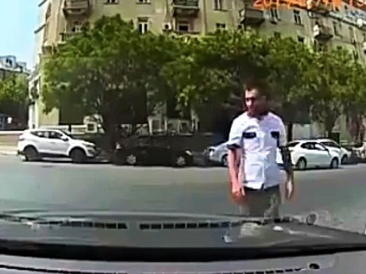 «Парковщик» угрозами вымогает деньги у бакинского водителя: «Подставим ногу под колесо» - ВИДЕОФАКТ