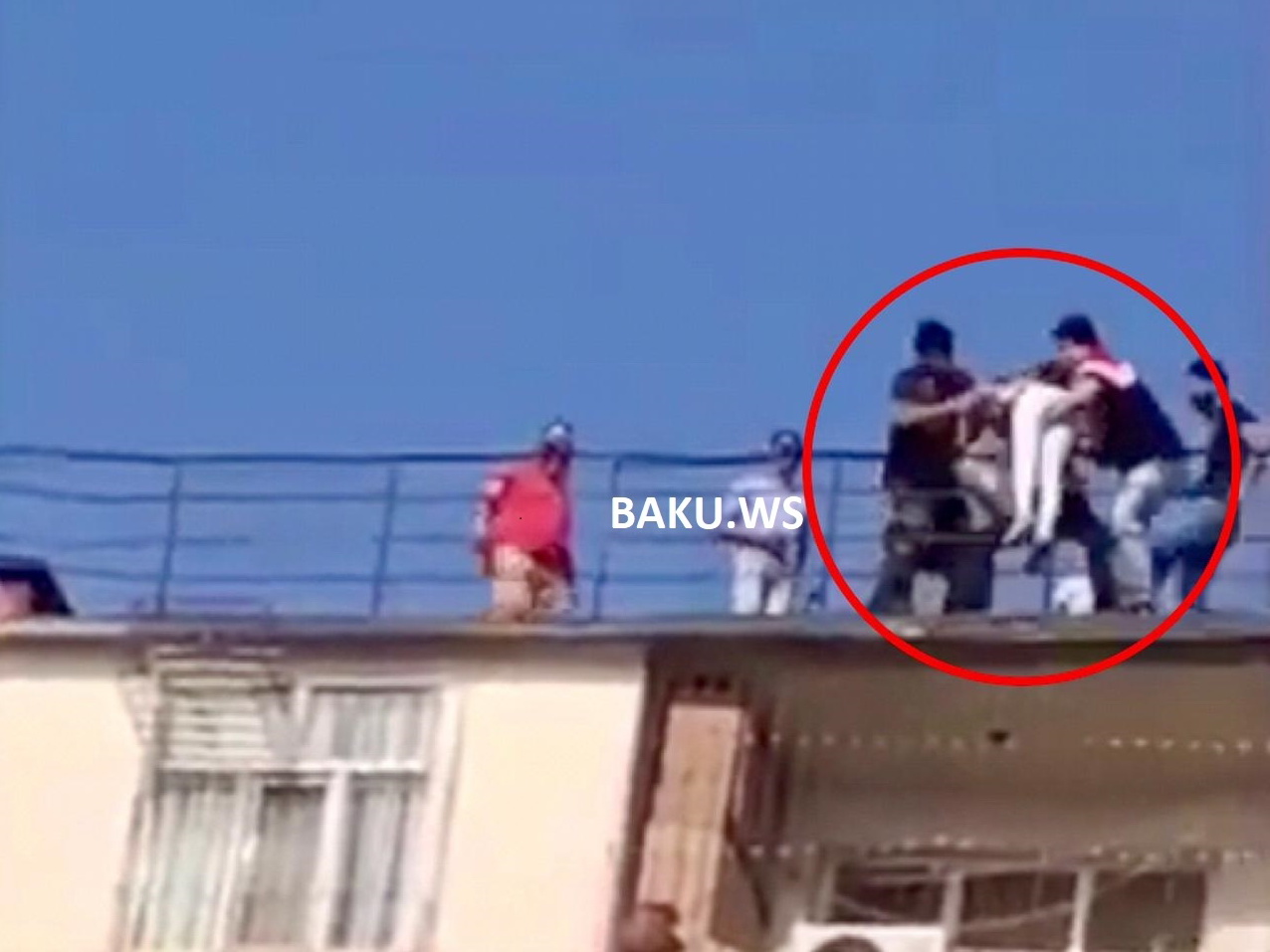 Пыталась прыгнуть с крыши: В Баку геройски спасли девушку - ВИДЕОФАКТ