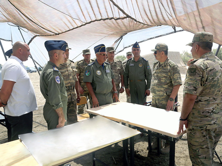 Министр обороны посетил оперативный штаб, созданный в связи с крушением военного самолета