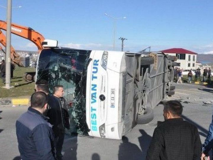 В Турции перевернулся автобус с азербайджанскими туристами, есть пострадавшие