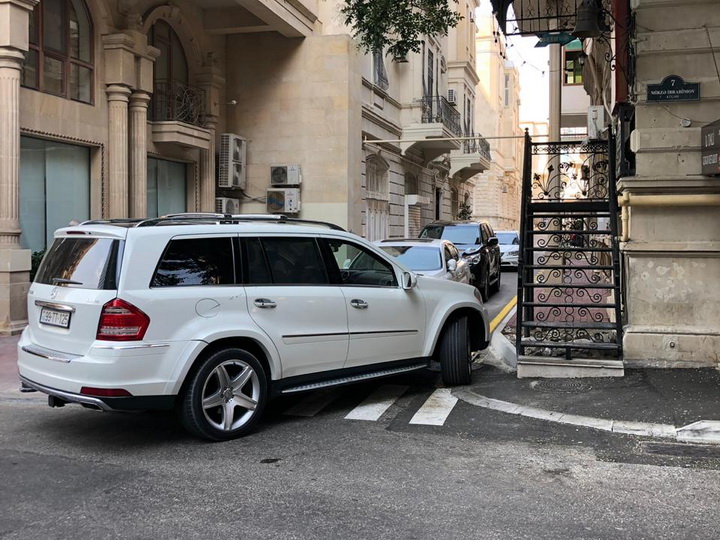 Водитель дорогой машины нагло заблокировал «зебру» в центре Баку - ФОТОФАКТ