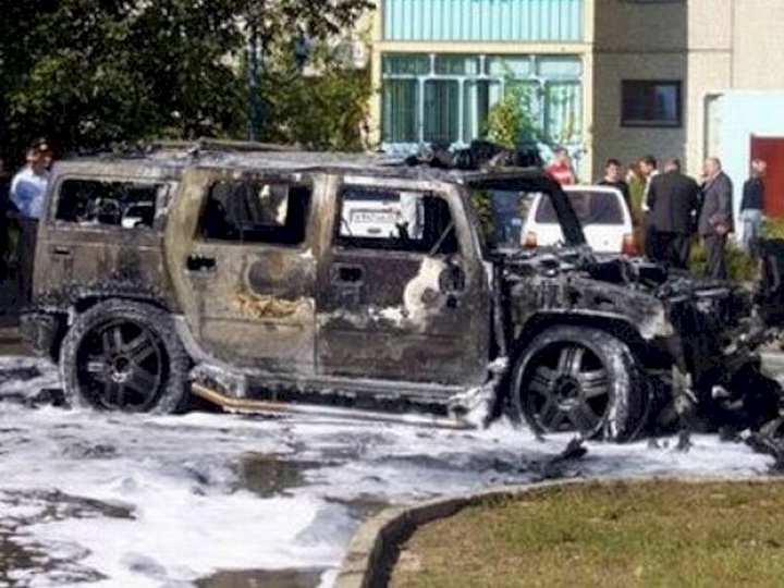 В Азербайджане должник сжег свой Hummer и поджег себя
