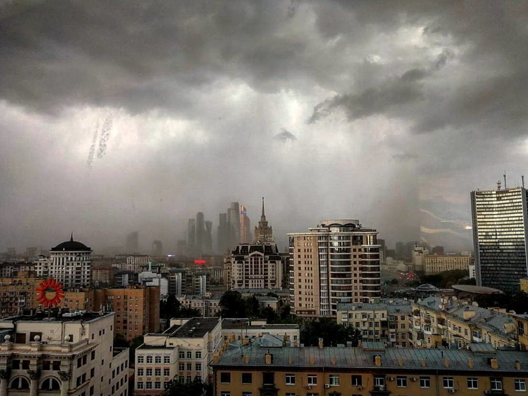 В Москве экстренно прервали эфиры федеральных каналов из-за шторма