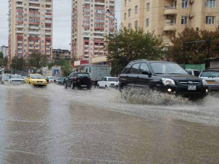 Из-за дождя Баку застрял в пробках - ФОТО - ВИДЕО