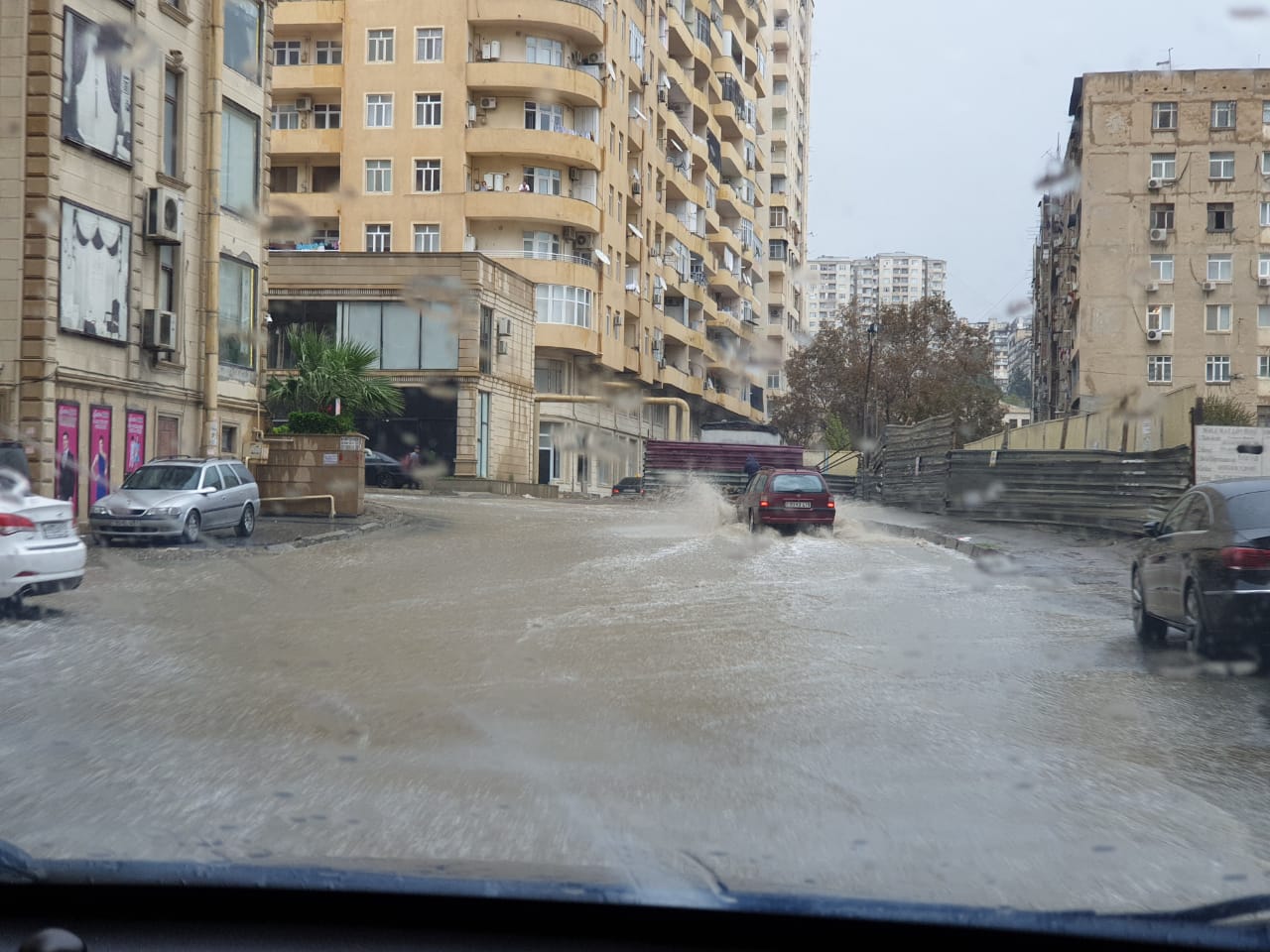 Азербайджан уехать. Дождь в Баку. Бакинские дожди. Фото Баку дождь. Дождь в Баку июнь.
