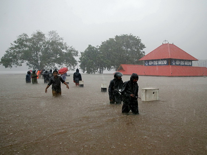 В Индии наводнения и ливни унесли жизни более 270 человек