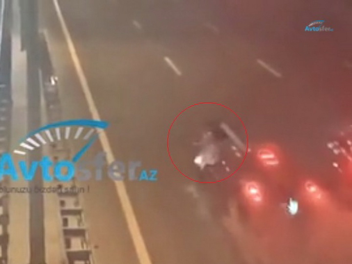 Переходила трассу ночью: Автомобиль насмерть сбил женщину в Баку - ВИДЕО