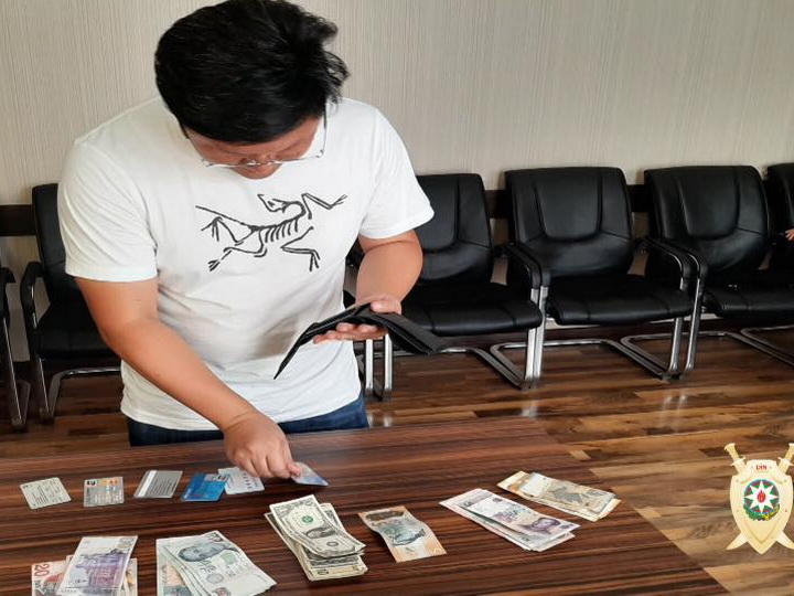 Азербайджанская полиция вернула иностранному бизнесмену потерянные деньги - ФОТО