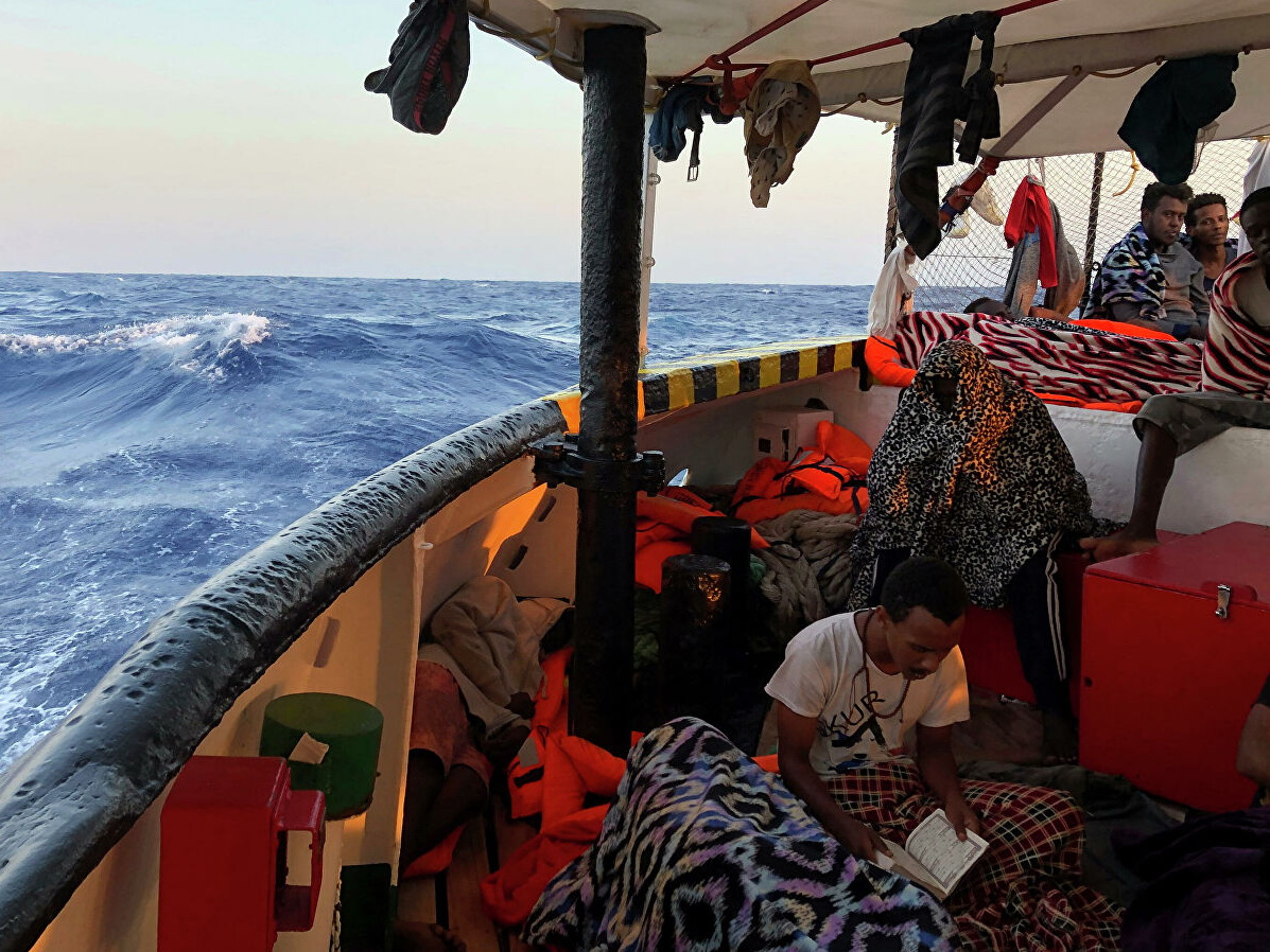 Несовершеннолетних мигрантов с судна Open Arms высадили в Италии