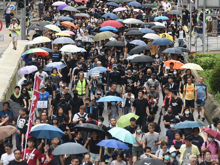 В Гонконге десятки тысяч протестующих вышли на марш