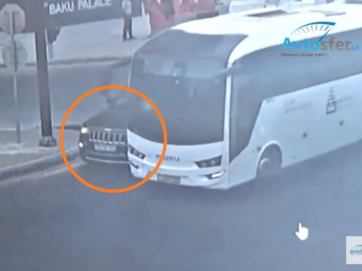 «Сменил полосу на повороте»: «Классика ДТП» автобуса и внедорожника в Баку - ВИДЕО
