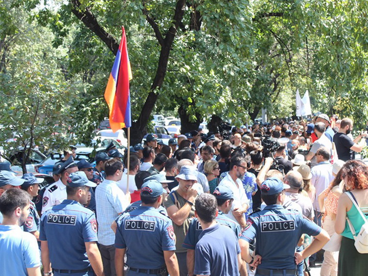 Акция в Ереване - полиция применила силу