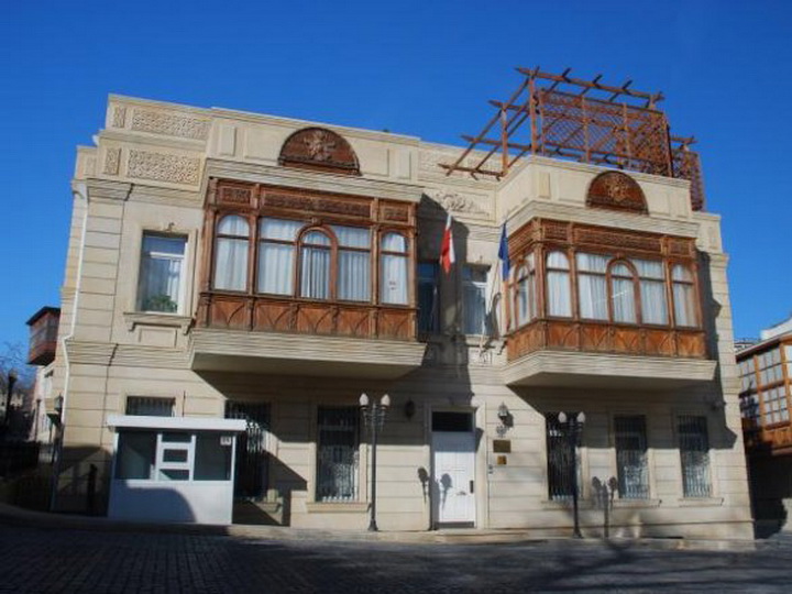 Посольство Польши в Баку вновь обвиняют в бесчеловечном обращении с гражданами