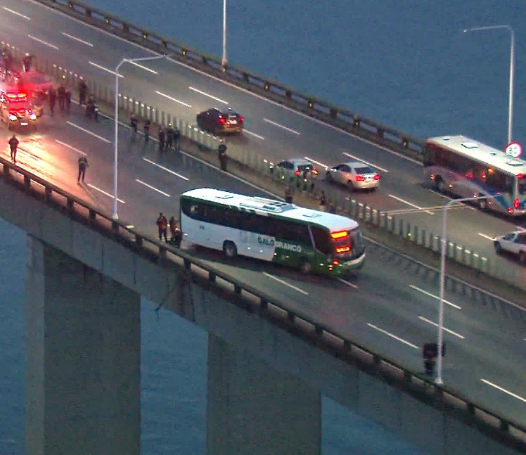 В Рио-де-Жанейро снайпер полиции убил захватчика автобуса с заложниками- ФОТО- ОБНОВЛЕНО