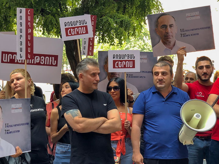 Сторонники Кочаряна проводят акцию возле посольства Франции