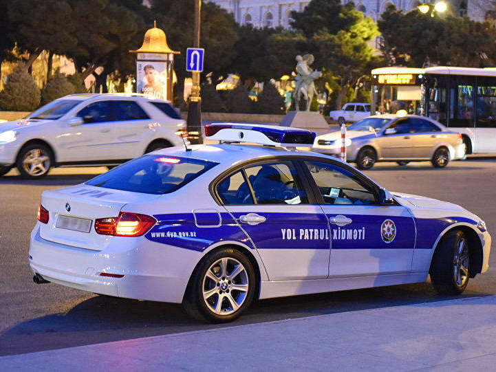 В Баку автохулиган напал на инспекторов Дорожной полиции с ножом для нарезки донера