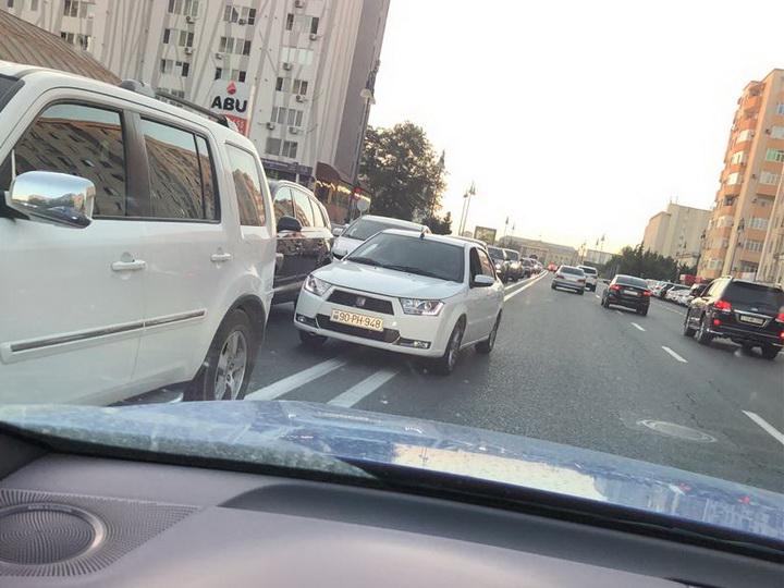По «встречке» как по бульвару: Очередной наглый бакинский водитель угрожает другим – ФОТОФАКТ