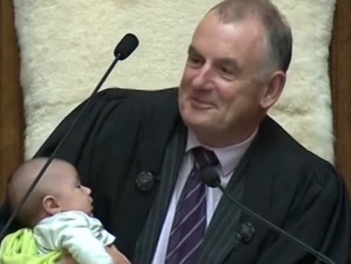 Спикер парламента Новой Зеландии на заседании нянчил ребенка одного из депутатов