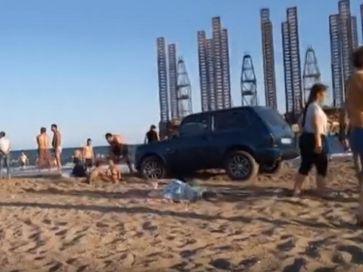 «Мне плевать на других»: Как люди портят новые общественные пляжи в Баку - ВИДЕО