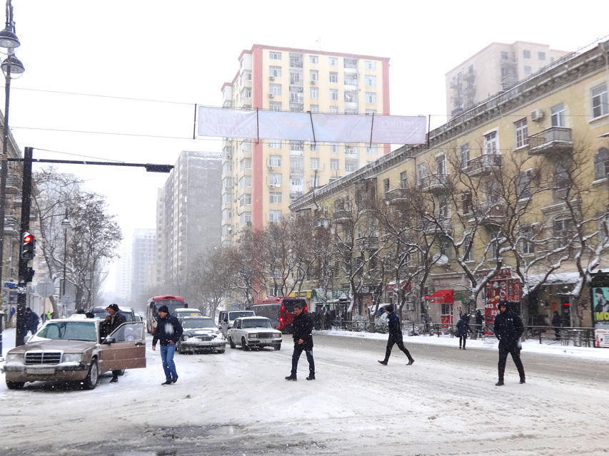ИВ Баку готовится к проливным дождям и снегу