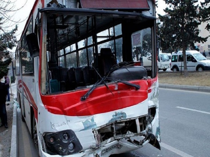 Bakıda dəhşətli avtobus qəzası: qadının ayağı qopdu