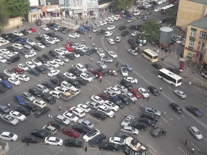 Хаос на «28 Мая»: Площадь у Бакинского железнодорожного вокзала «захвачена» парковщиками - ФОТО