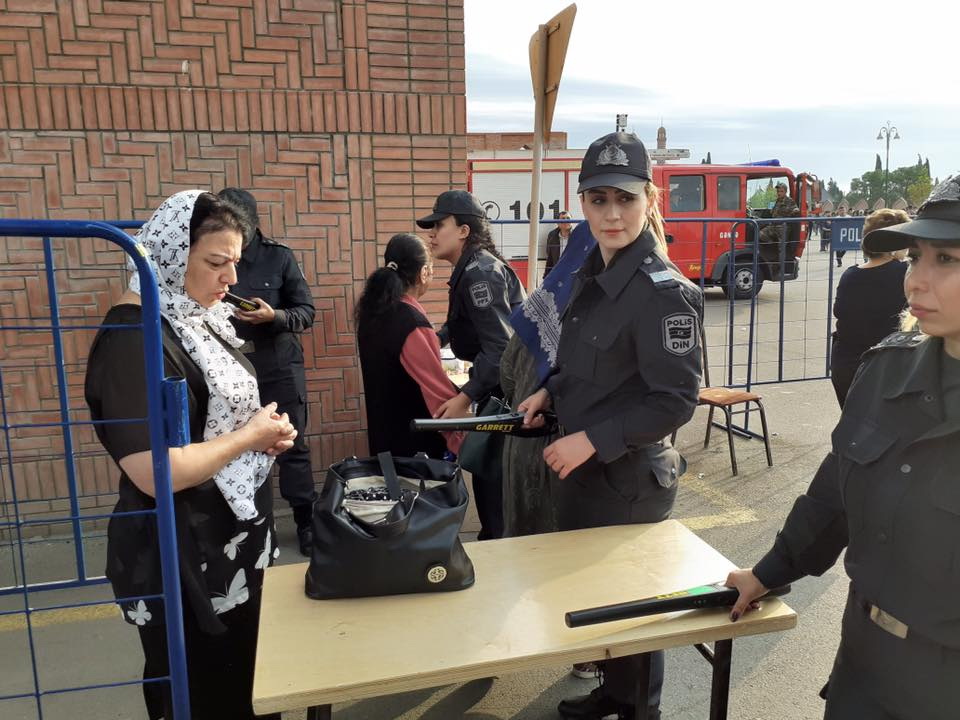 Верующих в азербайджанской мечети проверяют металлоискателями женщины-полицейские - ФОТО