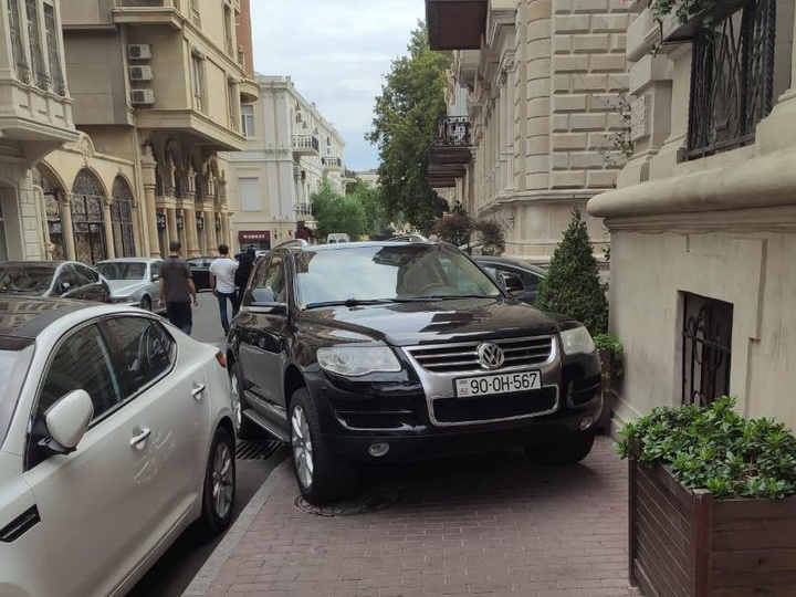«Впихнуться между столбиками на тротуар»: Новые наглые уловки водителей в центре Баку - ФОТОФАКТ